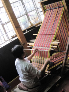 One of the newer weavers making a simple pattern